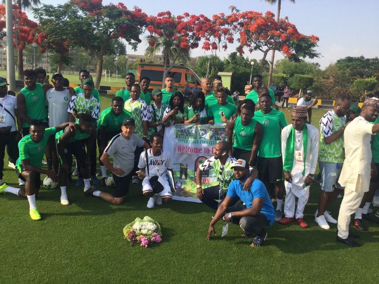 الجماهير النيجيرية تزور معسكر فريقها بمصر