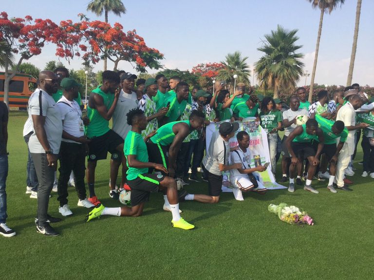 الجماهير النيجيرية تزور معسكر فريقها بمصر