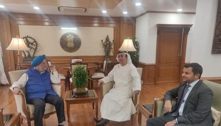 جانب من لقاء سفير الإمارات في نيودلهي ووزير الطيران الهندي