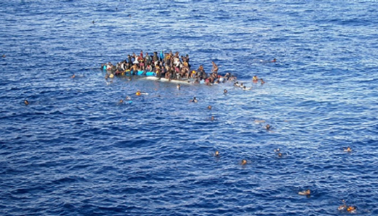 مهاجرون يصارعون الأمواج خشيةَ الموت