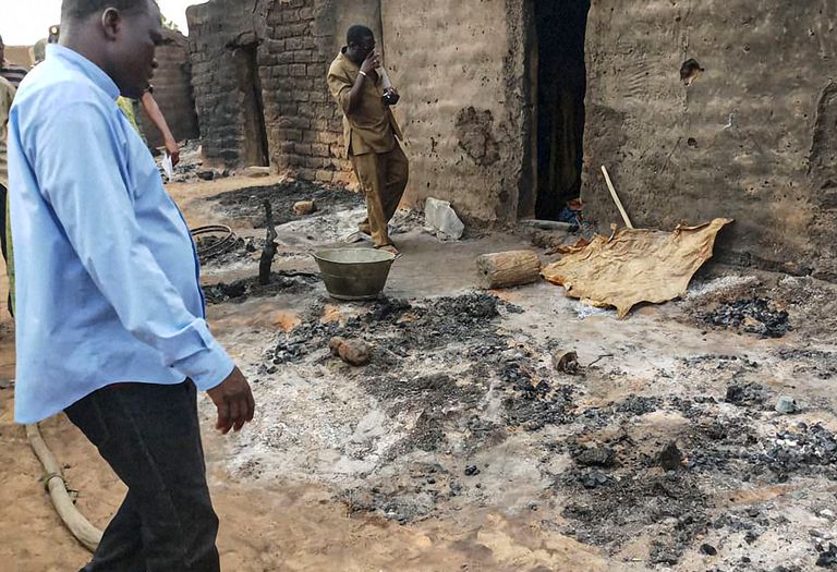 آثار الهجوم المسلح الذي استهدف عرقية دوغون في وقت سابق