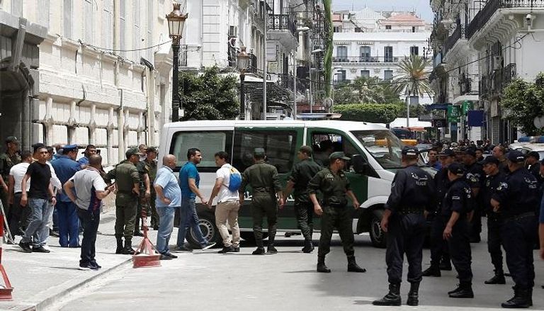 الشرطة الجزائرية تعتقل المسؤولين المتهمين بالفساد
