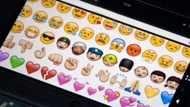 فصل موظفة في الصين بسبب إيموجي