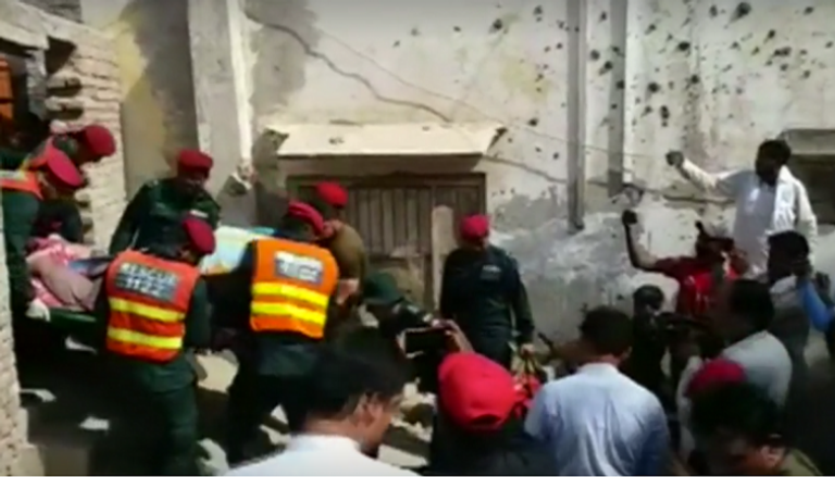 فرق الإنقاذ تهدم جدار المنزل وتنقل نور حسين