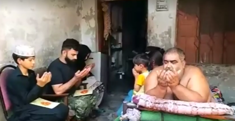 فرق الإنقاذ تهدم جدار المنزل وتنقل نور حسين