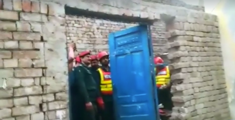 فرق الإنقاذ تهدم جدار المنزل وتنقل نور حسين