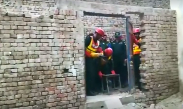 فرق الإنقاذ تهدم جدار المنزل وتنقل نور حسين