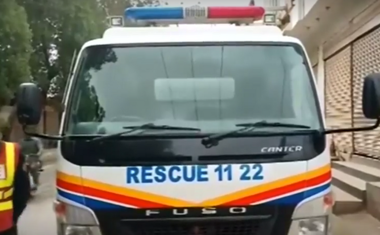 فرق الإنقاذ تهدم جدار المنزل وتنقل نور حسين