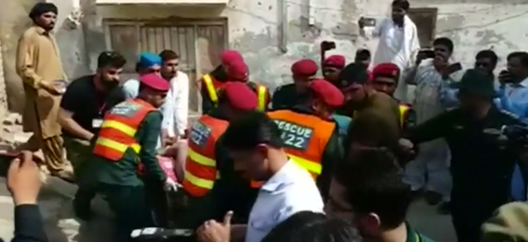 فرق الإنقاذ تهدم جدار المنزل وتنقل نور حسين