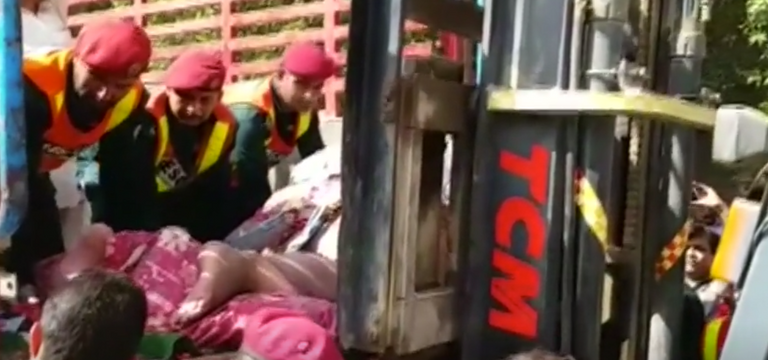 فرق الإنقاذ تهدم جدار المنزل وتنقل نور حسين