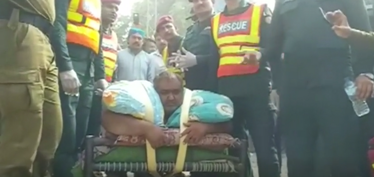 فرق الإنقاذ تهدم جدار المنزل وتنقل نور حسين