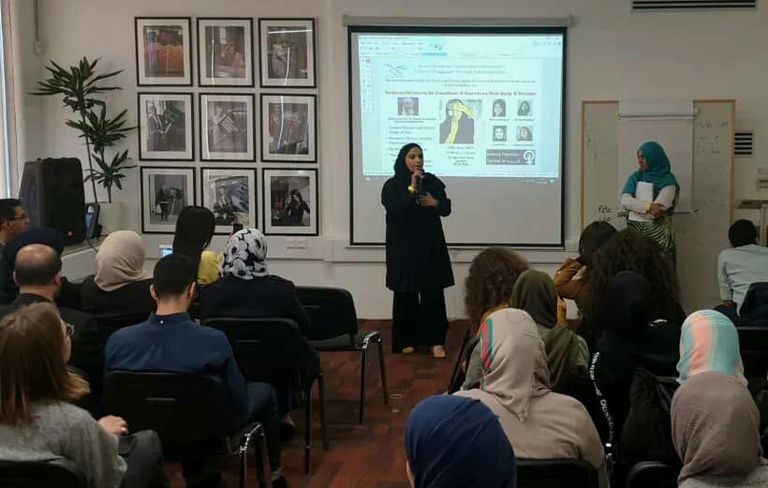 جانب من الندوة في لندن جانب من الندوة في لندن