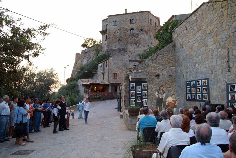 قرية فالسيني الإيطالية