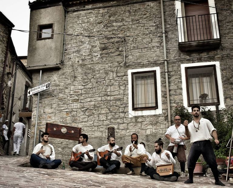 قرية فالسيني الإيطالية