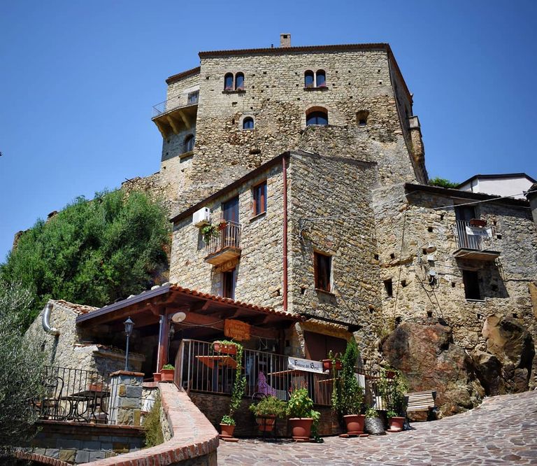 قرية فالسيني الإيطالية