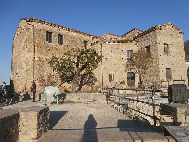 قرية فالسيني الإيطالية