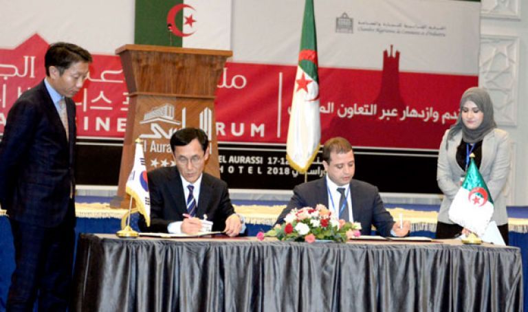 رجل الأعمال الجزائري حسان عرباوي مع المدير العام لشركة كيا الكورية الجنوبية للسيارات أحمد أويحيى رئيس الوزراء الجزائري السابق - أرشيفية