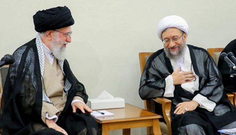صادق لاريجاني إلى جوار خامنئي - أرشيفية إبراهيم رئيسي رئيس القضاء الإيراني - أرشيفية
