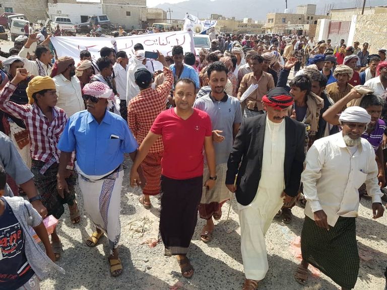 مظاهرة في سقطرى تطالب برحيل المحافظ والوزير كفاين 