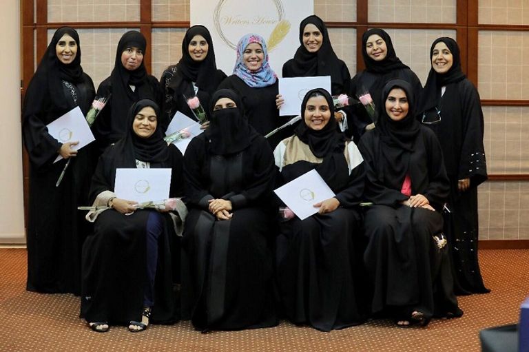 فرح المهيري مديرة "بيت الكتّاب" (يمين الصورة) مع إحدى الكاتبات