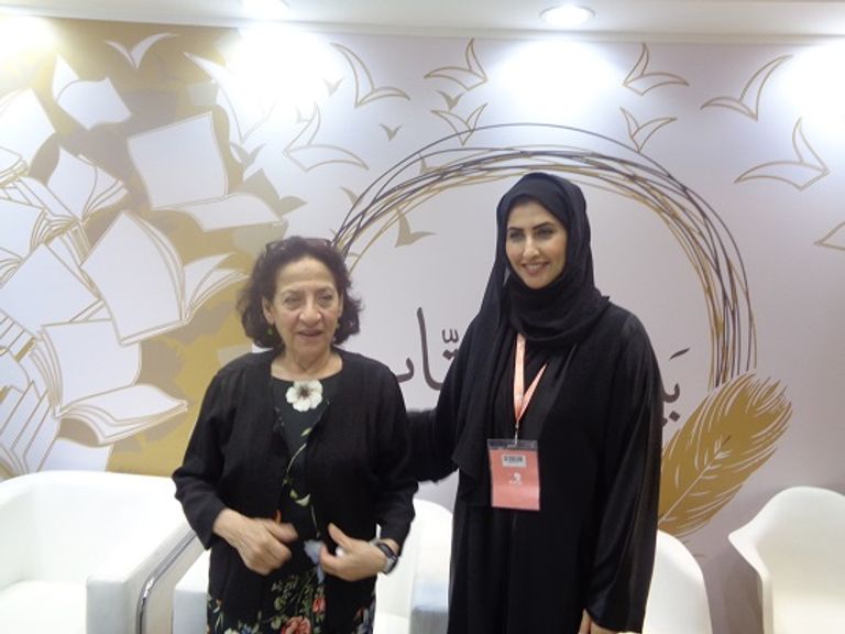 فرح المهيري مديرة "بيت الكتّاب" (يمين الصورة) مع إحدى الكاتبات