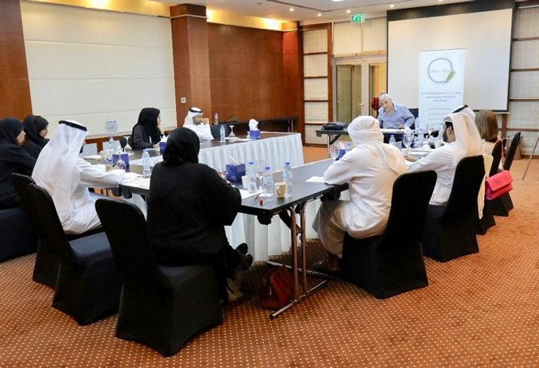 فرح المهيري مديرة "بيت الكتّاب" (يمين الصورة) مع إحدى الكاتبات