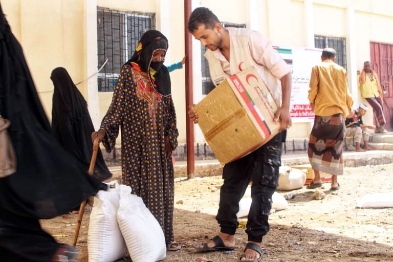 قافلة المساعدات شملت سلالا غذائية استفاد منها 1500 أسرة