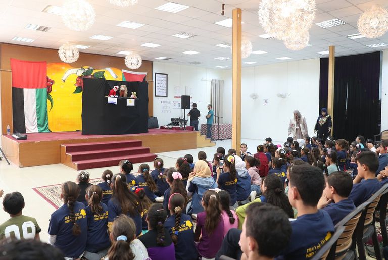 "كان ياما كان" تهدي 500 كتاب لـ3 آلاف طفل لاجئ في الأردن