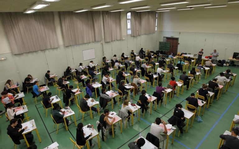 المعلمون المضربون يرفعون لافتات ضد وزير التعليم الفرنسي