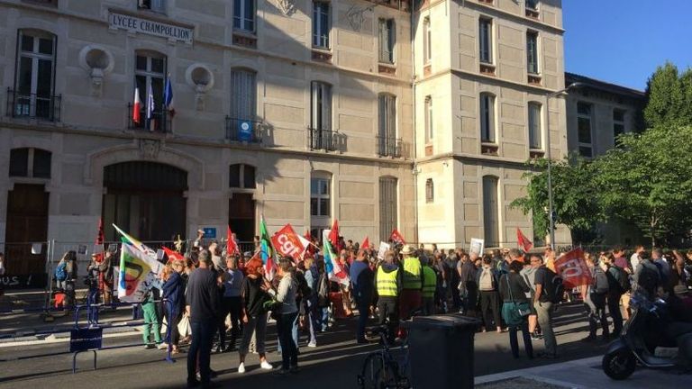 المعلمون المضربون يرفعون لافتات ضد وزير التعليم الفرنسي