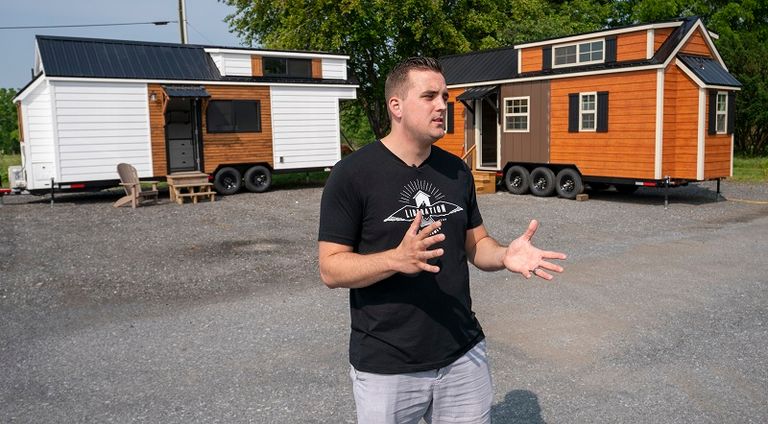 سكوت داخل منزله الصغير