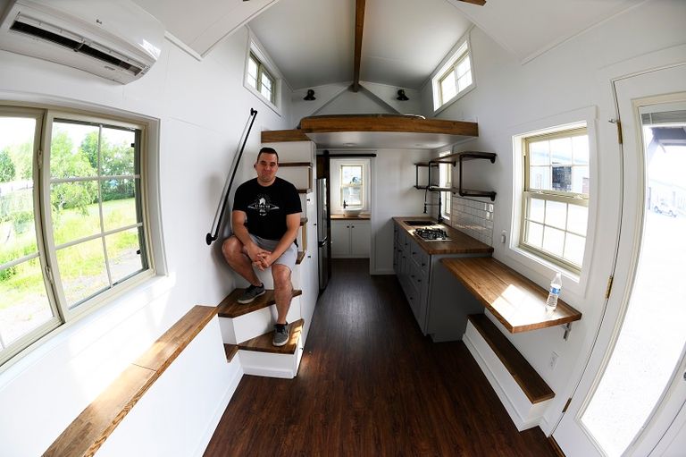 سكوت داخل منزله الصغير