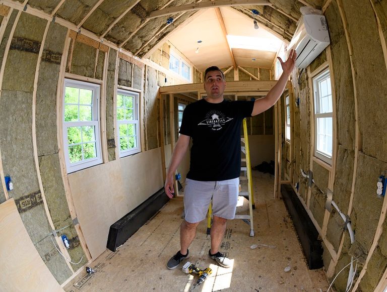 سكوت داخل منزله الصغير