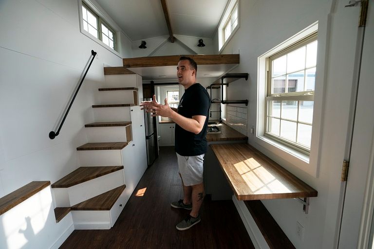 سكوت داخل منزله الصغير