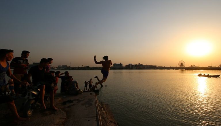 أحواض السباحة والأنهار ملاذ العراقيين للهروب من الحر 