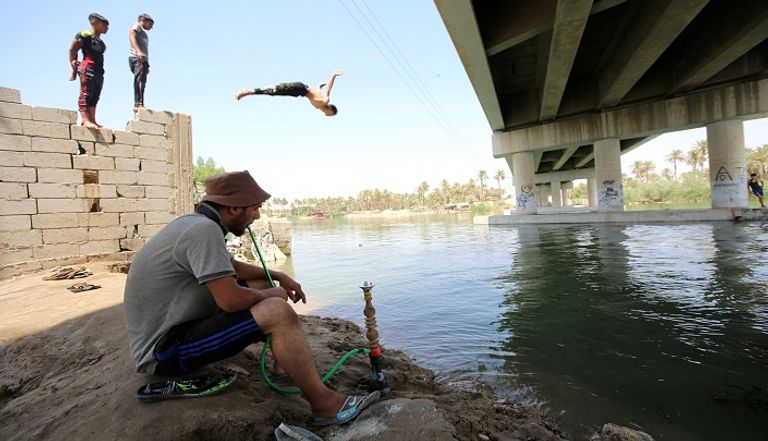 أحواض السباحة والأنهار ملاذ العراقيين للهروب من الحر 