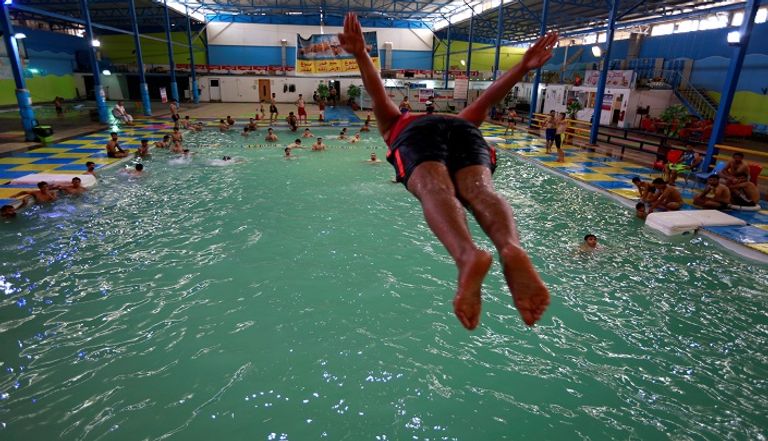 أحواض السباحة والأنهار ملاذ العراقيين للهروب من الحر 