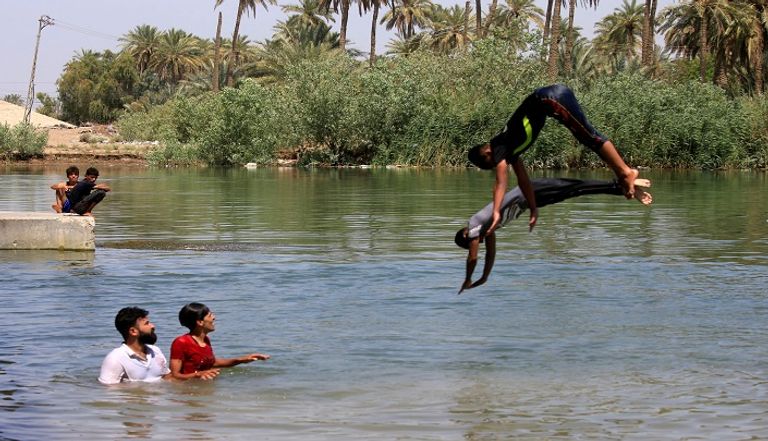 أحواض السباحة والأنهار ملاذ العراقيين للهروب من الحر 