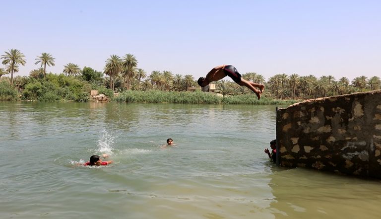أحواض السباحة والأنهار ملاذ العراقيين للهروب من الحر 