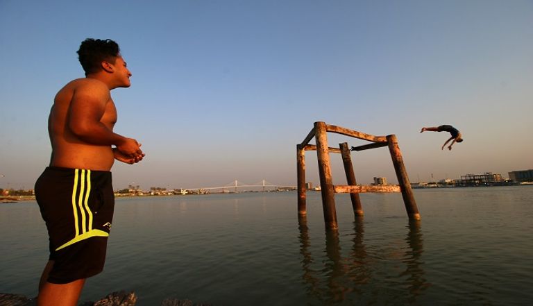 أحواض السباحة والأنهار ملاذ العراقيين للهروب من الحر 