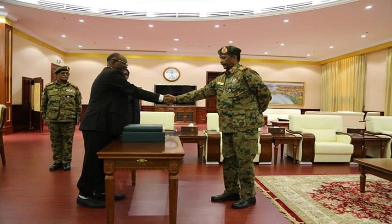 النائب العام الجديد يؤدي اليمين أمام البرهان