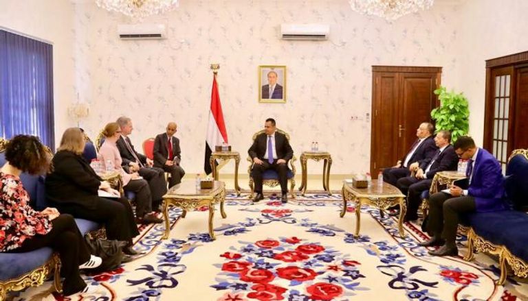 جانب من لقاء رئيس الوزراء اليمني وسفير  أمريكا في عدن