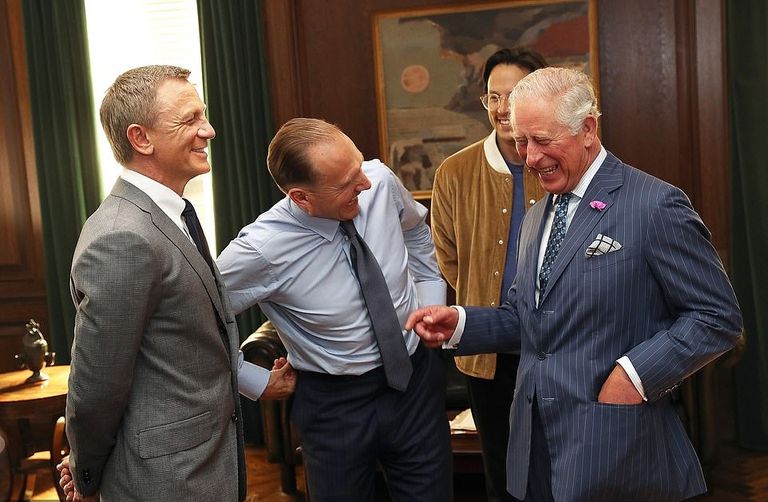 الأمير تشارلز مع الممثل دانيال كريج