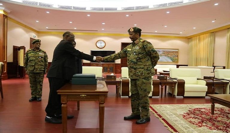 النائب العام الجديد يؤدي اليمين أمام البرهان أول ظهور للبشير أمام نيابة مكافحة الفساد السودانية