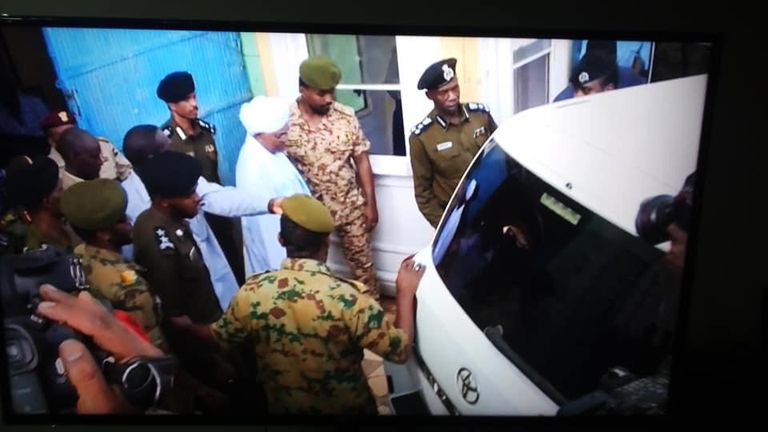 أول ظهور للبشير أمام نيابة مكافحة الفساد السودانية