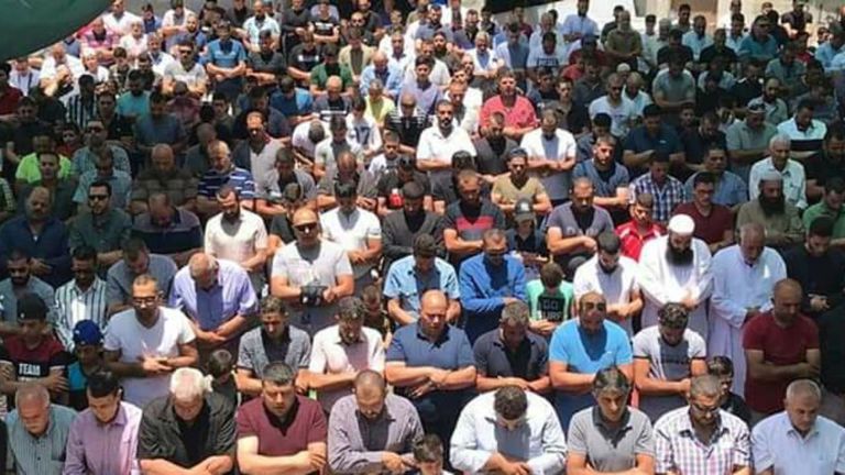 جانب من أداء صلاة الجمعة في وادي ياصول بالقدس