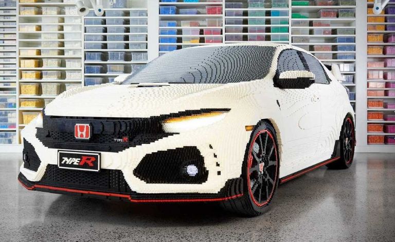 سيارة بالحجم الطبيعي من مكعبات الليجو