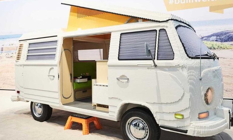 سيارة بالحجم الطبيعي من مكعبات الليجو