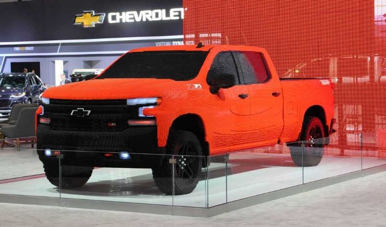 سيارة بالحجم الطبيعي من مكعبات الليجو