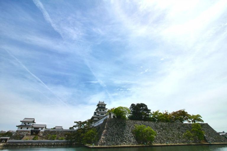 قلعة إيماباري (تم ترميمها) في محافظة إيهيمي قلعة أوساكا في اليابان